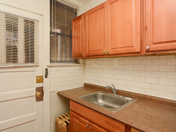 3rd image of 6380 N Hermitage Ave #1