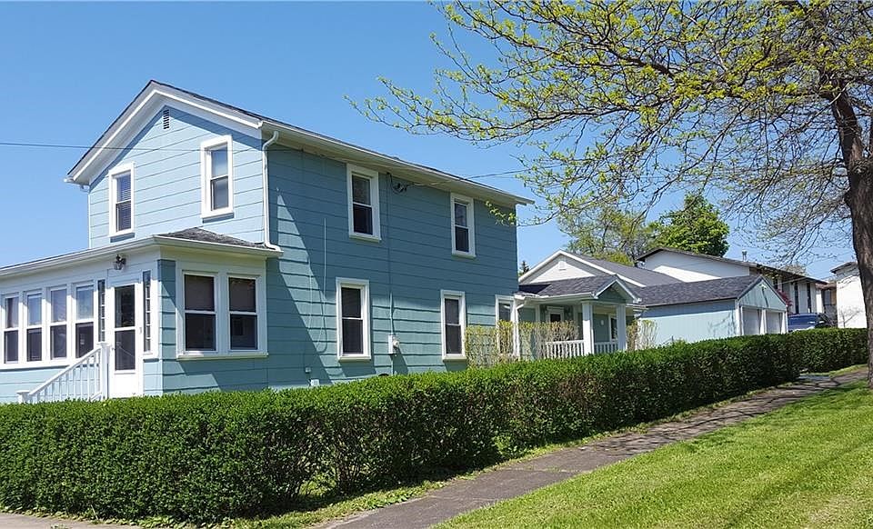 Four Bedroom Home with Expansive Deck & Lake Views