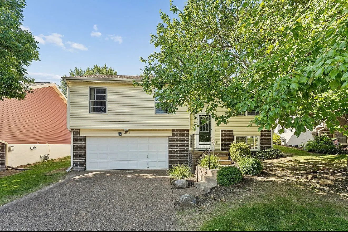 3 bed, 1339 sqft, $2,100 — Photo 1