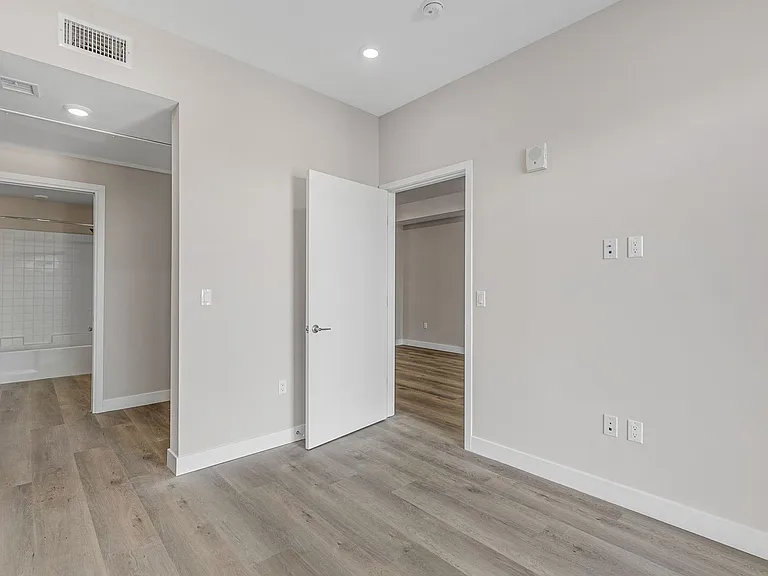 825 Coronado — Photo 21