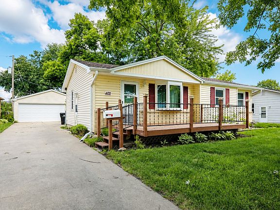 3rd image of 402 NE Oak Dr