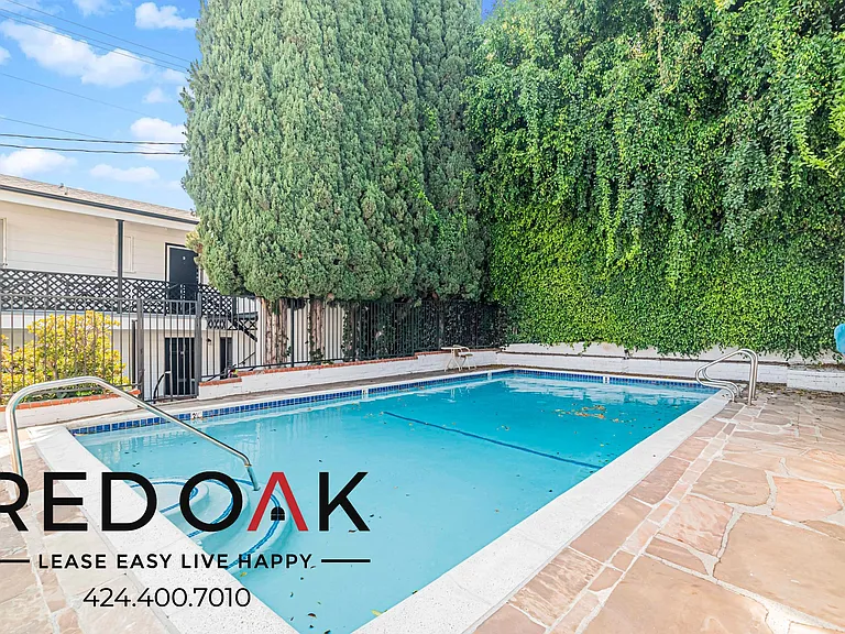 1111 N Doheny Dr #A — Photo 4