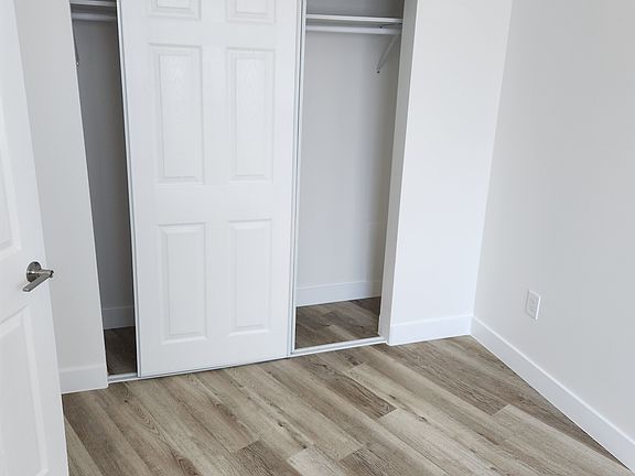 3rd image of 231 3/4 E Hyde Park Blvd