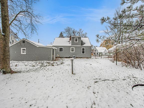 3rd image of 1463 Arcadia Dr NE