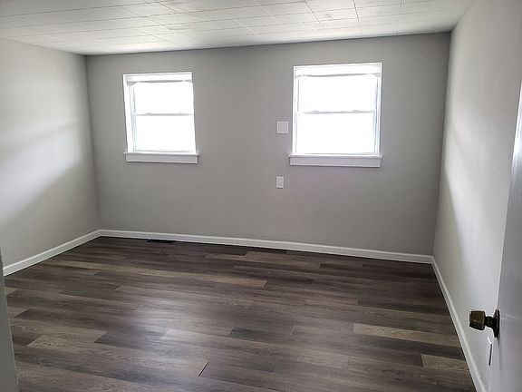 3rd image of 1054 Putnam Ave