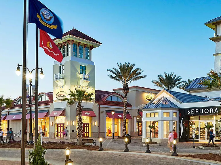 Short drive to Destin Commons - Open-air shopping center with a range of nationally known retailers, casual dining & a multiplex.