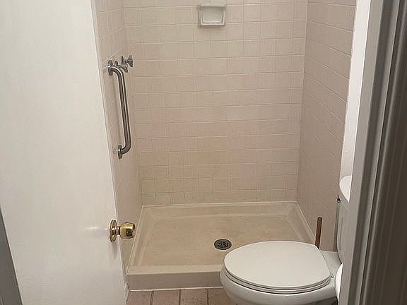 3rd image of 5903 Sandringham Ct