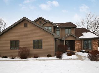 2860 Prairie Wood Dr, Oshkosh, WI 54904