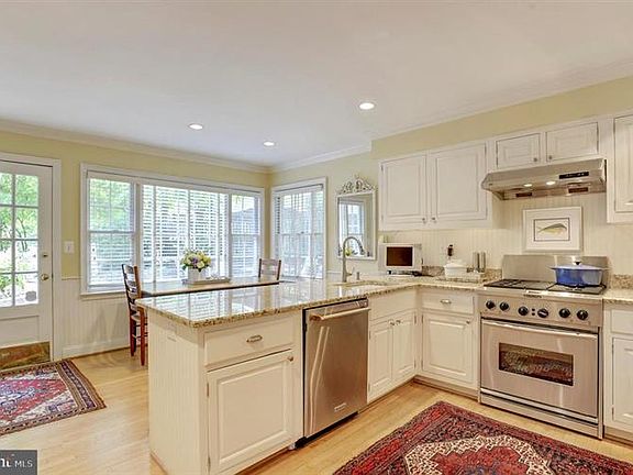 3rd image of 1583 Forest Villa Ln