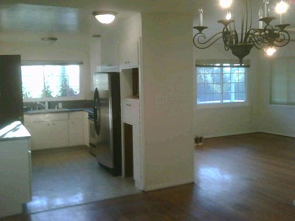 4th image of 324 Shirley Vista St
