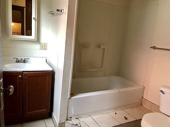 4th image of 819 N Ashland Ave