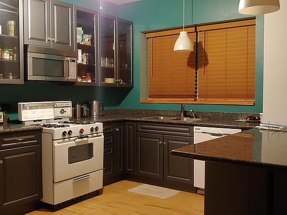 3rd image of 3307 S Lituanica Ave #1B
