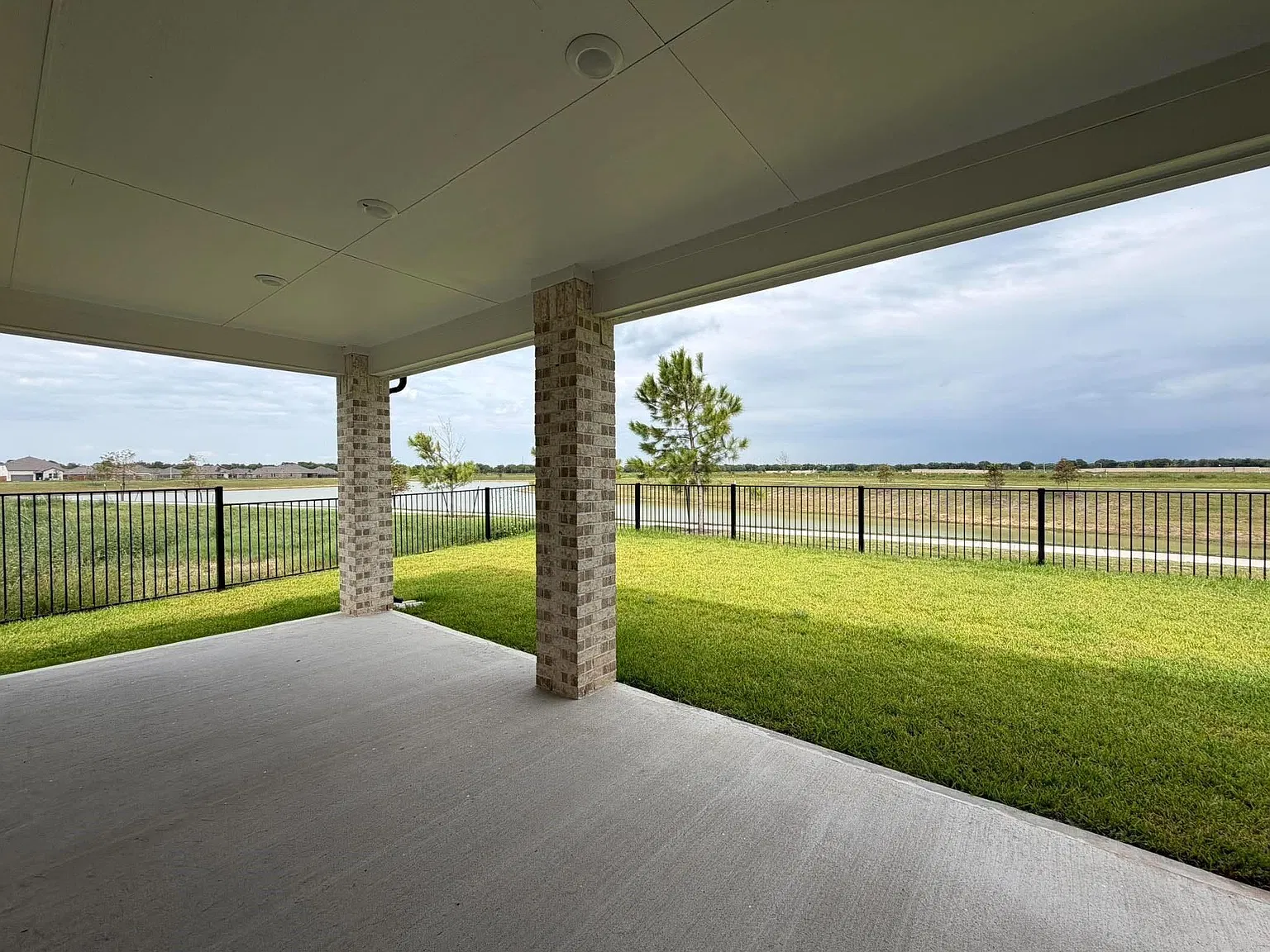 4 bed, 3.0 bath, 2050 sqft, $2,600 — Photo 2