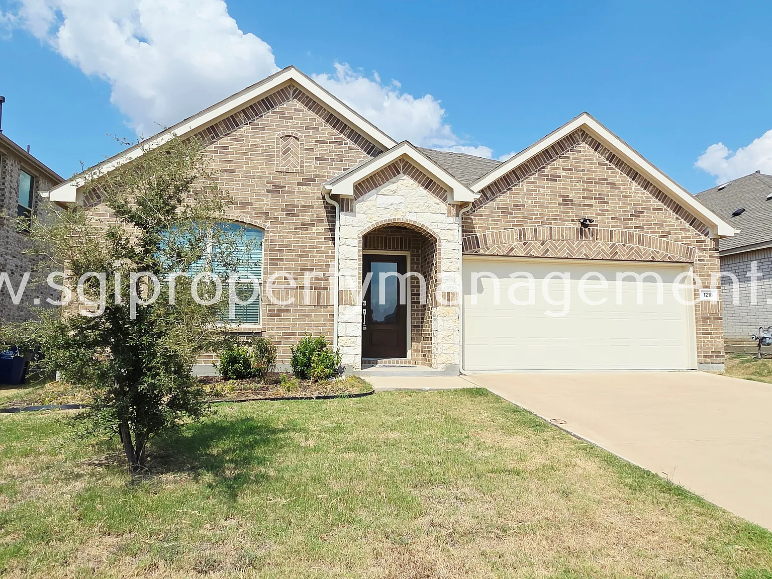 4 bed, 2.5 bath, 2347 sqft, $2,095 — Photo 2