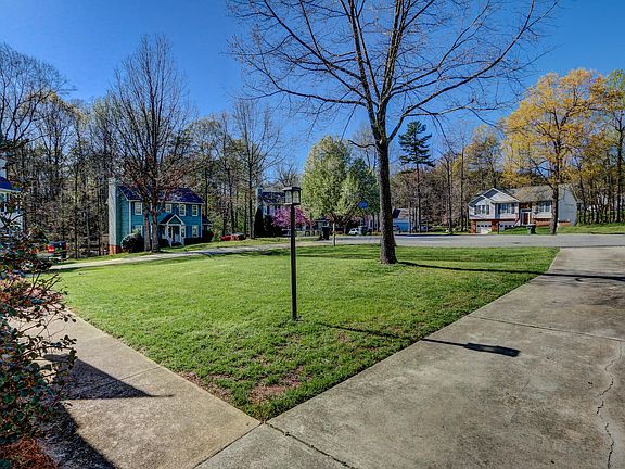 4th image of 404 Sherwood Ct