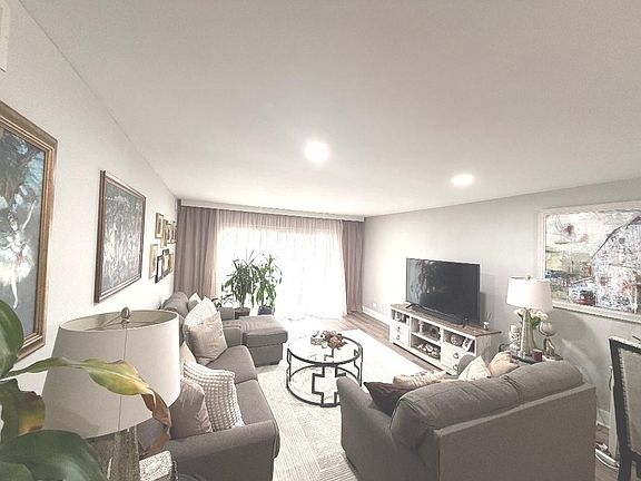 2nd image of 4840 Foster St APT 409