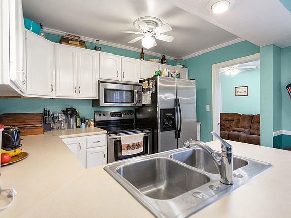 3rd image of 806 E Hillcrest Dr