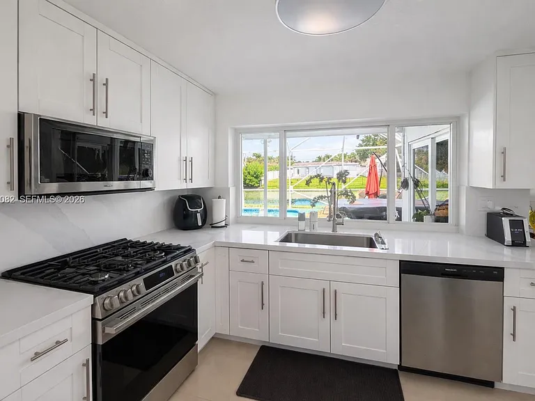 8085 NW 21st St — Photo 5