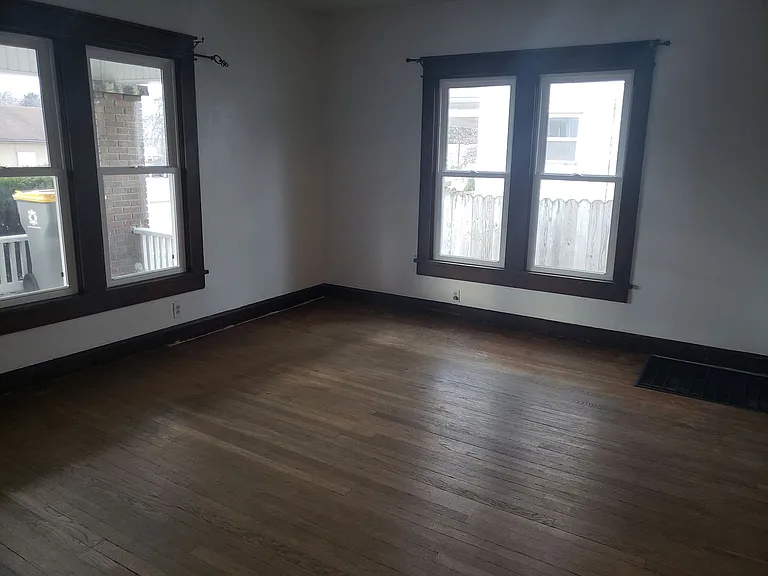 1009 S Walnut St — Photo 6