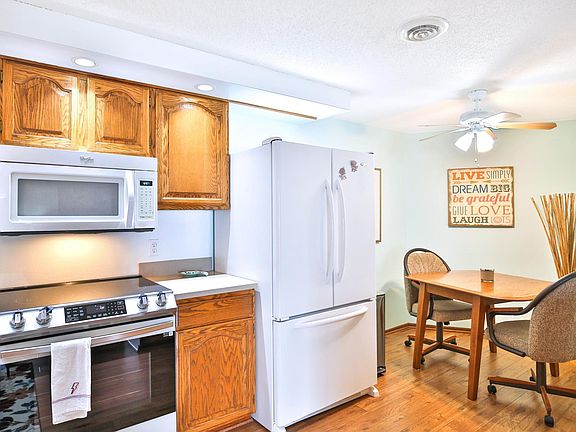 5th image of 808 Lake Chapeau Dr APT 205