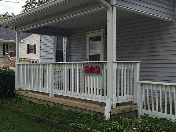 2nd image of 203 W Oak St