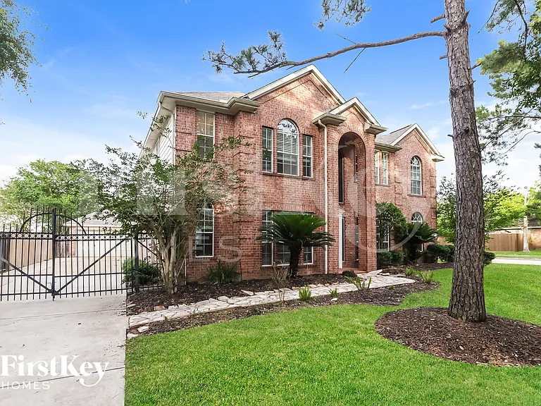 902 Rock Springs Dr — Photo 2