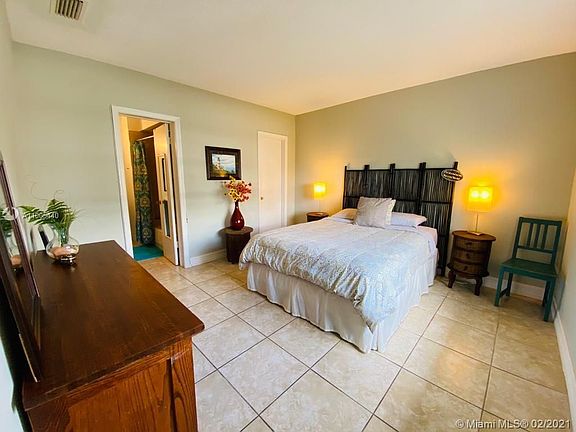 3rd image of 2424 SE 17th St APT 308B