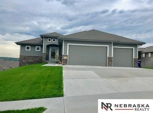 711 Castle Pine Dr, Papillion, NE 68133