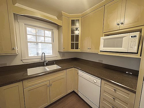 4th image of 618.5 N Beachwood Dr