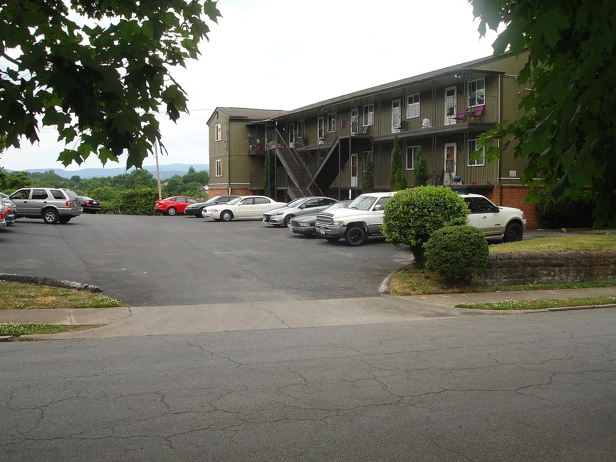 Building Photo - 720 Ferdinand Ave SW #25