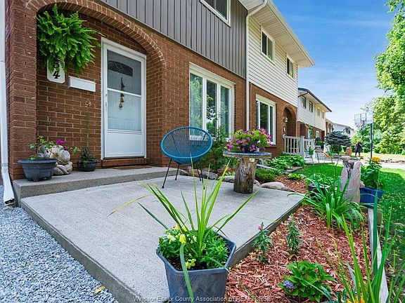 2nd image of 3054 Coram Cres