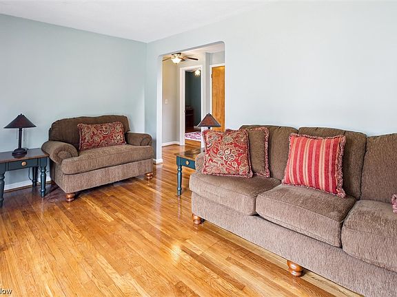 5th image of 395 E 322nd St