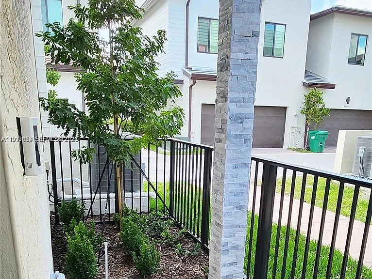 4583 NW 83rd Pl — Photo 3