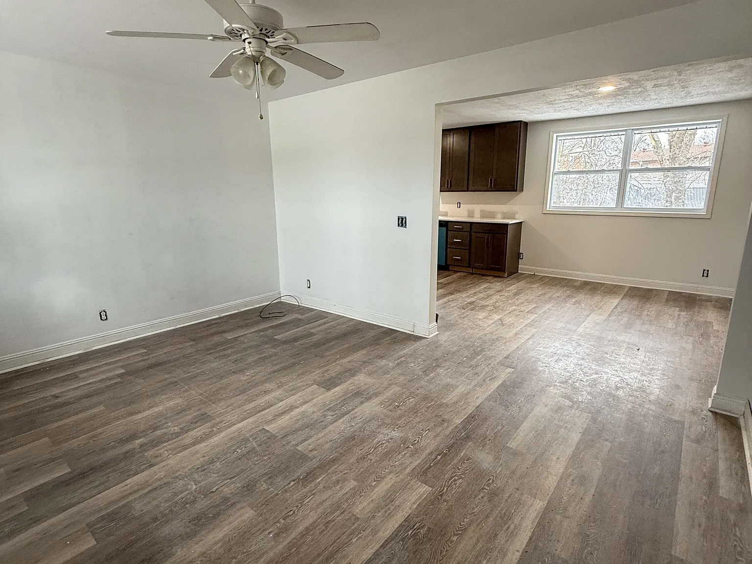 561 Singer Drive - B — Photo 4