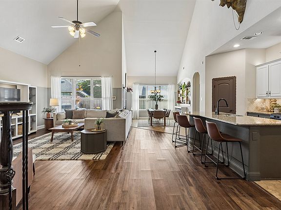 3rd image of 906 Baldcypress Dr