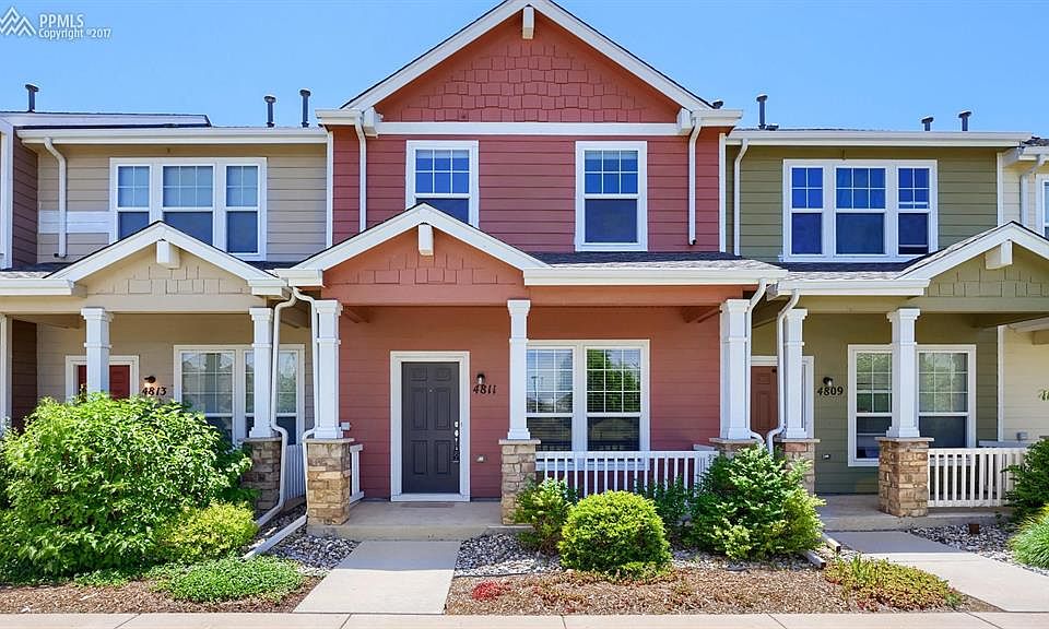 Spacious 2-story townhome in Soaring Eagles! Close to schools, parks and shoppin