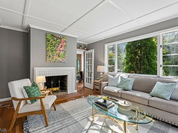 5th image of 84 Kent Place Blvd