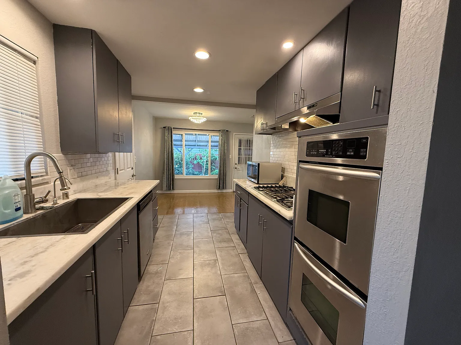 3 bed, 1000 sqft, $2,200 — Photo 4