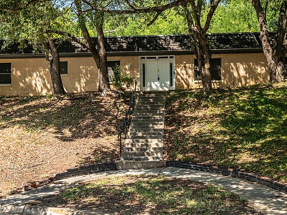 4th image of 605 Blue Lake Dr