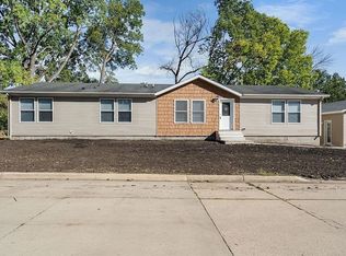 510 Wright Ave, Charles City, IA 50616