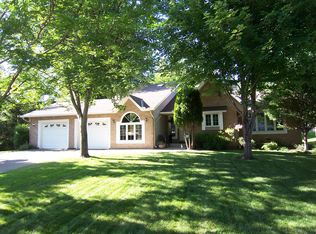 565 Sherwood Rd, Shoreview, MN 55126