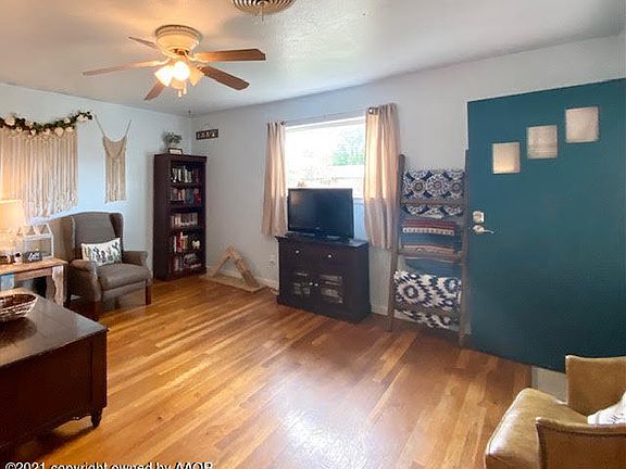 4th image of 402 Avenue I SE