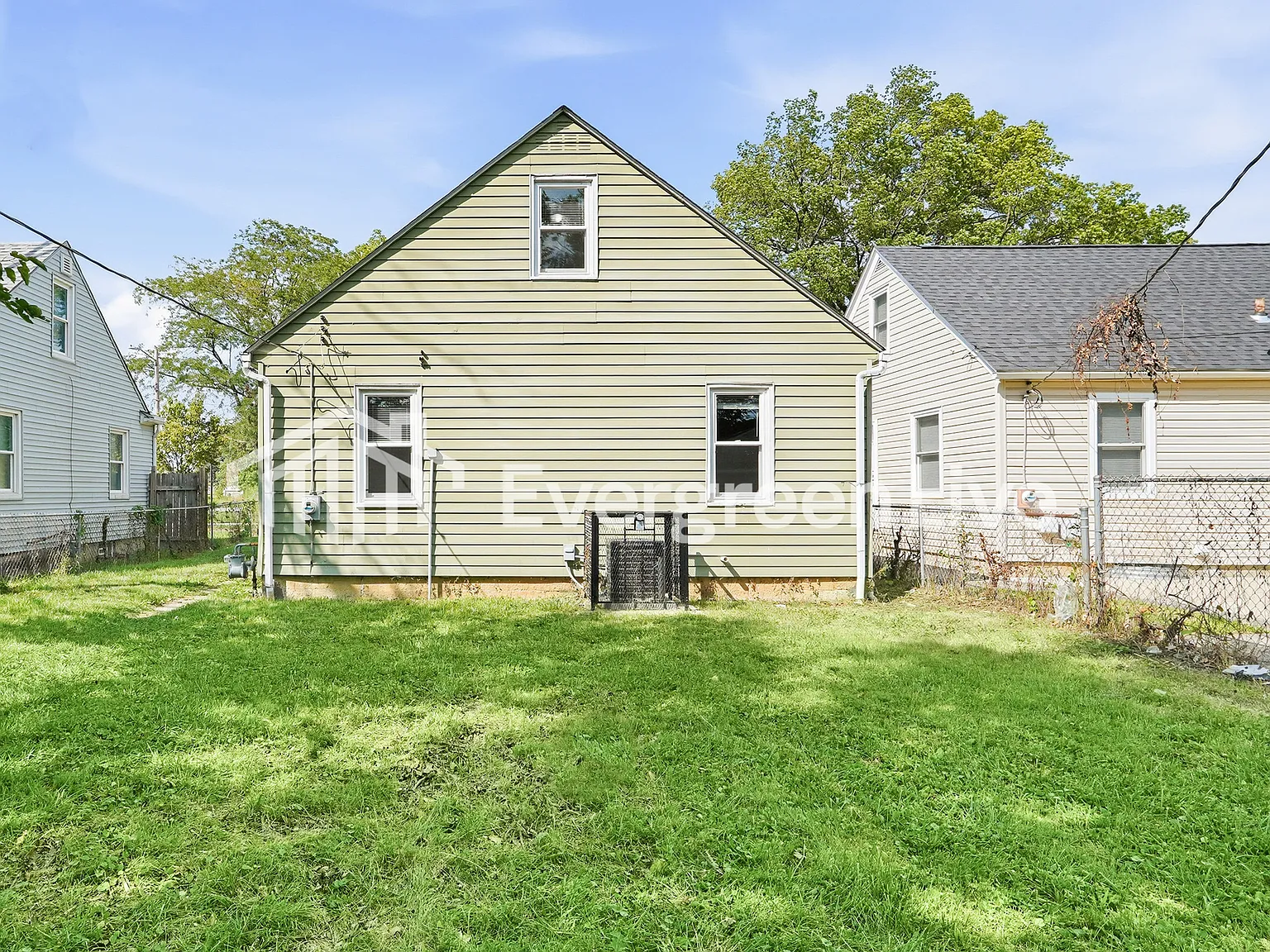 3 bed, 1.0 bath, 979 sqft, $1,395 — Photo 3