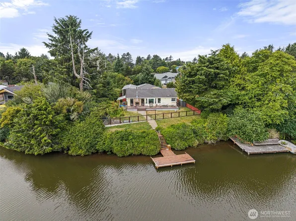 526 Sunset Avenue NE, Ocean Shores, WA 98569