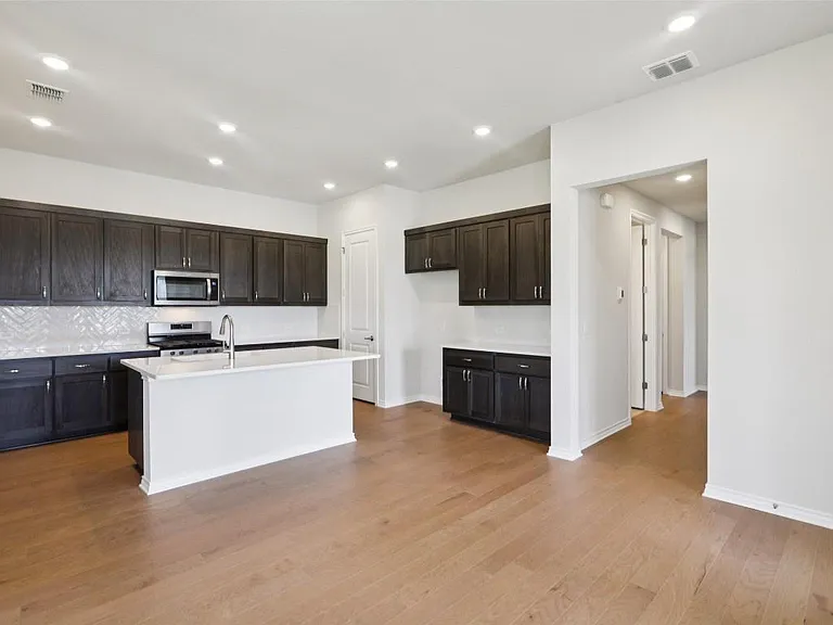 140 Stewart Dr #102 — Photo 3