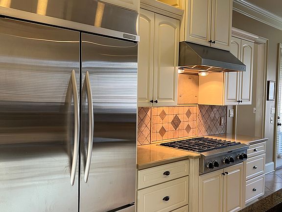 5th image of 405 Greywood Ln