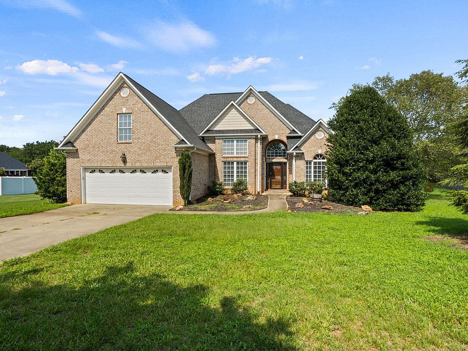 1st image of 515 Blackstone Dr