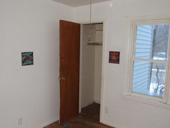 2nd image of 421 Goguac St W