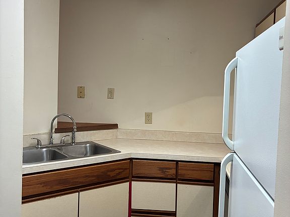 3rd image of 905 Tyler St #10