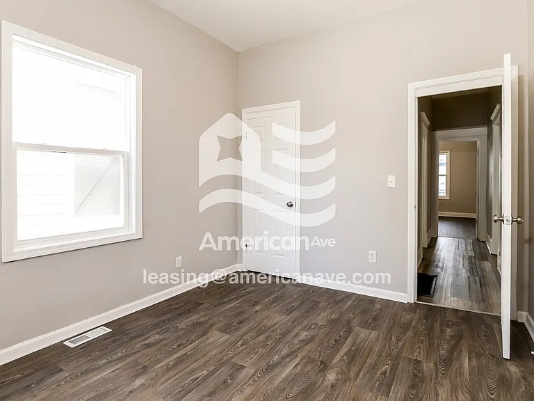 1084371_010_bedroom_10.jpg